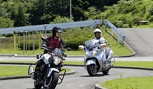 杉妻自動車学校の二輪車教習風景